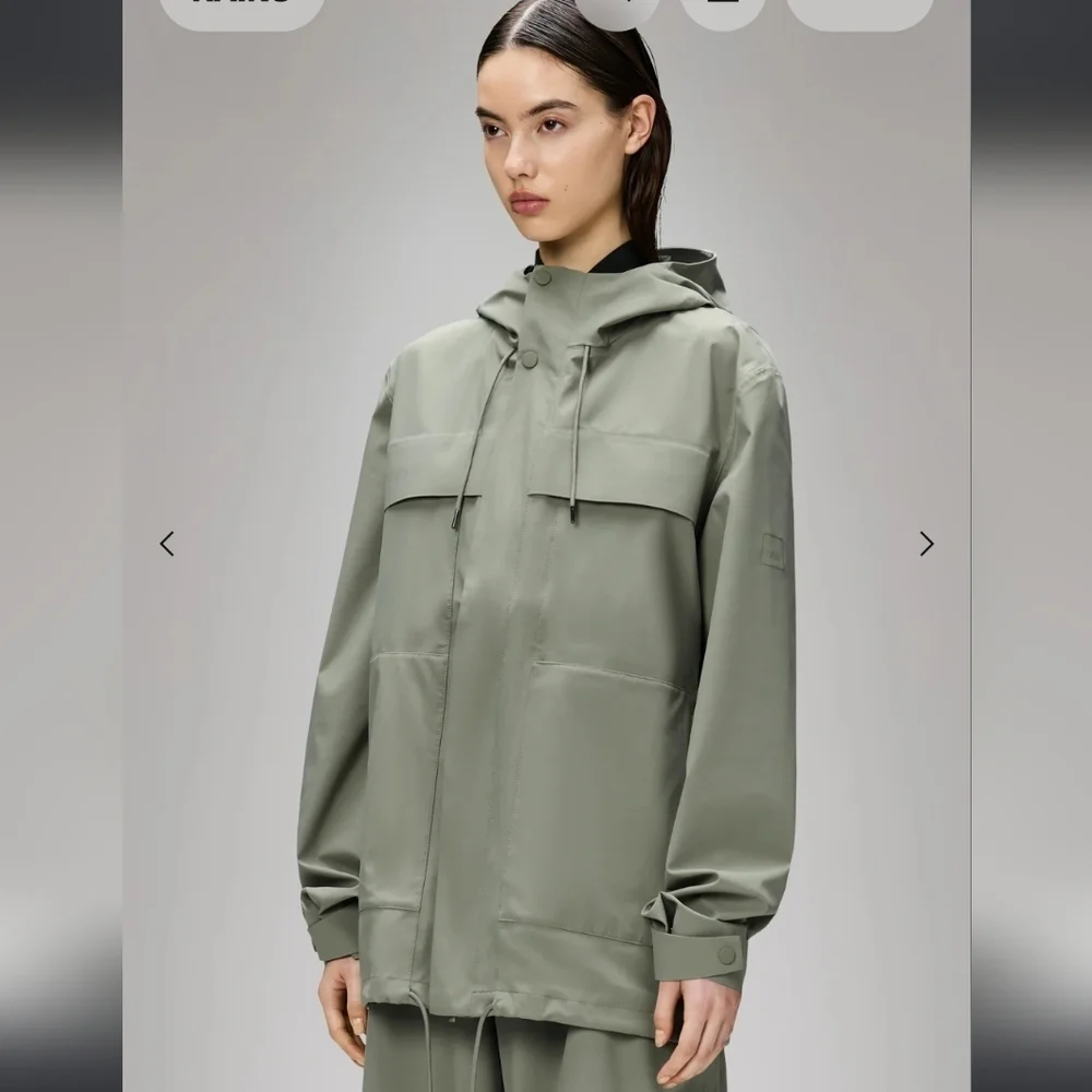 NWT! RAINS, UNISEX, Suva Hardshell Cargo Jacket, Drift, Size Medium, MSRP $285 - Picture 4 of 16